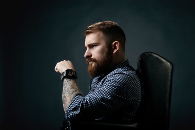 Düşünceli kırmızı sakallı adam stüdyo portre koyu arka plan üzerinde