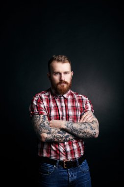 Tattoes stüdyo portre koyu arka plan üzerinde kırmızı sakallı adam