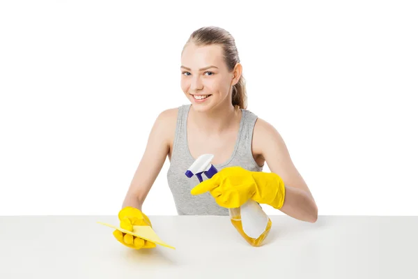 Jonge vrouw met wipe en reinigingsspray geïsoleerd — Stockfoto