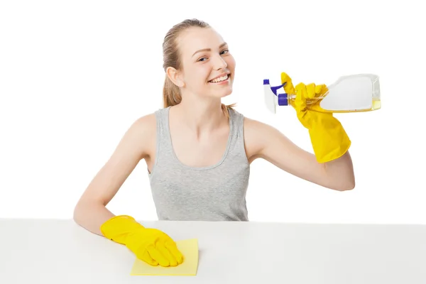 Jonge vrouw met wipe en reinigingsspray geïsoleerd — Stockfoto