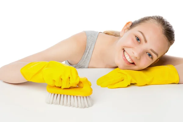 Jonge vrouw met scrub borstel en reinigende spray geïsoleerd — Stockfoto