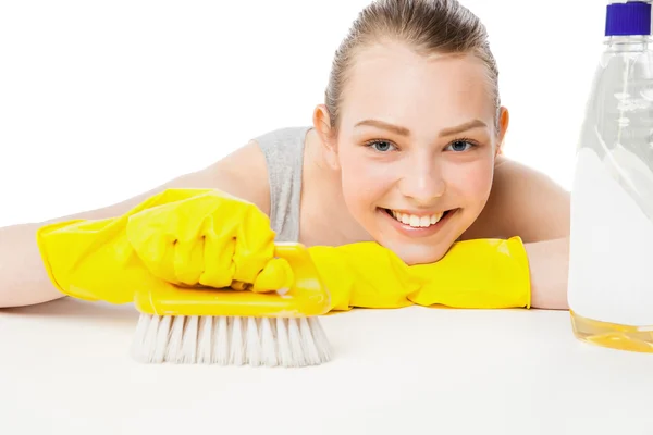 Jonge vrouw met scrub borstel en reinigende spray geïsoleerd — Stockfoto