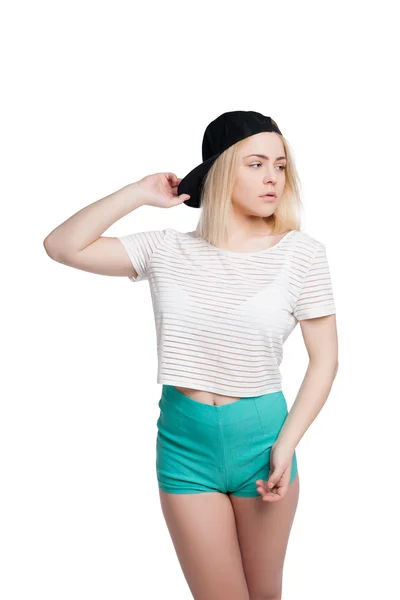 Jolie jeune femme portant un short et un t-shirt posant isolé — Photo