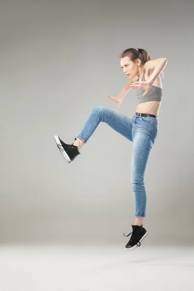 Retrato de mujer saltando en el estudio — Foto de Stock