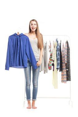 Mavi gömlek tutan güzel esmer