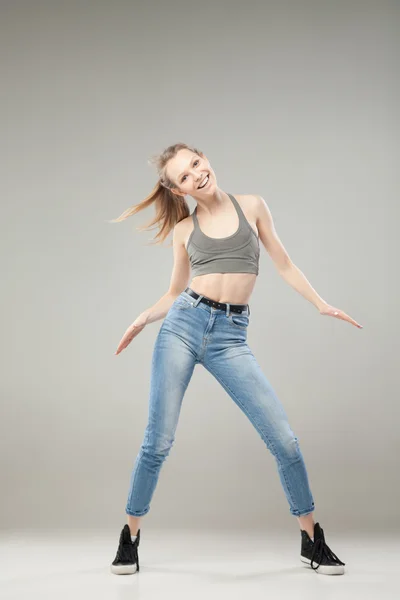 Portret van gelukkige jonge vrouw dansen — Stockfoto