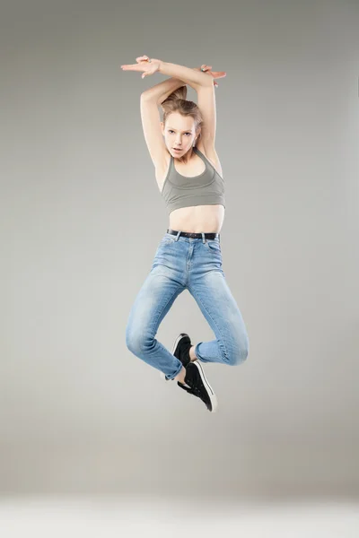 Portret młodej kobiety w połowie powietrza gestykulacji — Zdjęcie stockowe
