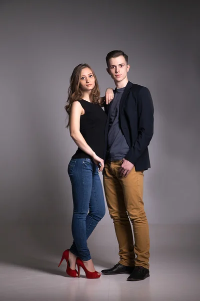Retrato de belo casal jovem — Fotografia de Stock