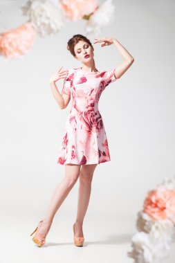 Zarif kadın güzel elbiseyle poz