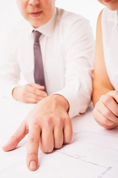 Empresaria y hombre de negocios señalando documento en la oficina aislado — Foto de Stock