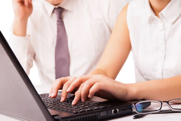 Empresario y mujer de negocios trabajando en portátil aislado — Foto de Stock