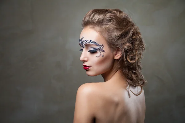 Mooi model met elegante kapsel en make-up — Stockfoto