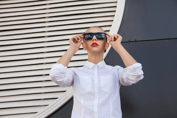 Retrato de mulher loira em camisa e óculos de sol olhando para cima — Fotografia de Stock