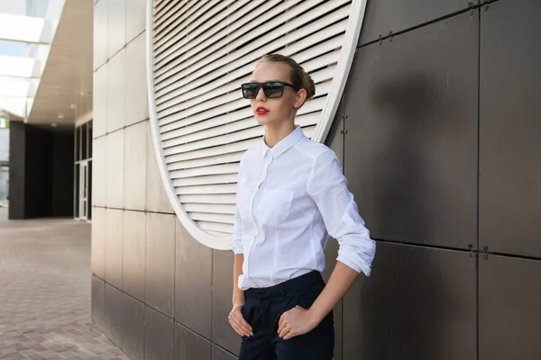 Modelo con estilo en gafas de sol mirando hacia otro lado —  Fotos de Stock