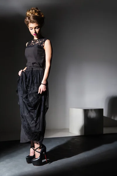 Elegante dama en vestido negro.Studio tiro — Foto de Stock