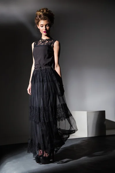 Κομψή κυρία σε μαύρο φόρεμα. Studio που γυρίστηκε — Φωτογραφία Αρχείου