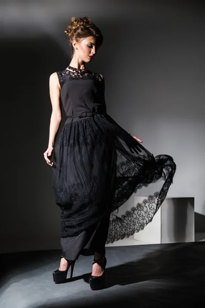 Piękny model w czarnej sukni w ruchu — Zdjęcie stockowe