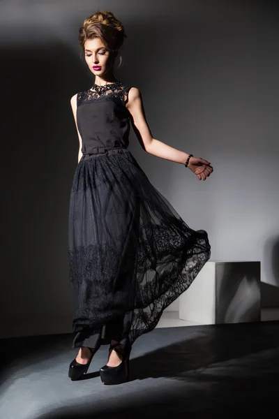 Modelo bonito em vestido preto em movimento — Fotografia de Stock