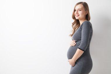 İzole içinde bebek için bekleyen güzel gülümseyen kadın portresi