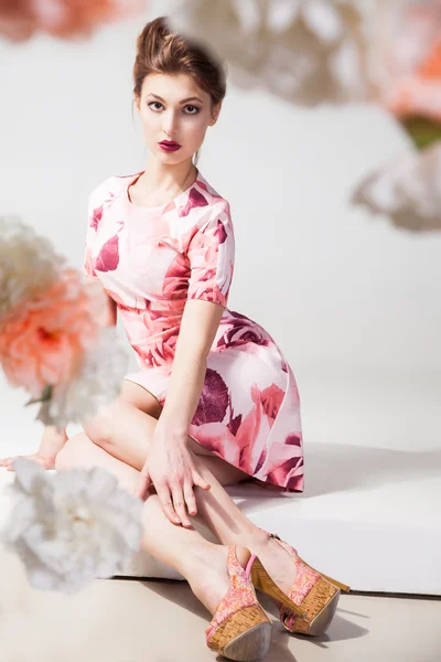 Portrait of woman in floral dress looking at camera — Stock Photo, Image