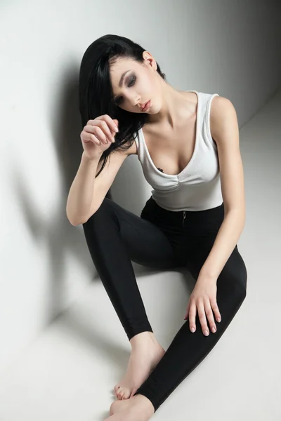 Mörkhårig modell på golvet i studio — Stockfoto