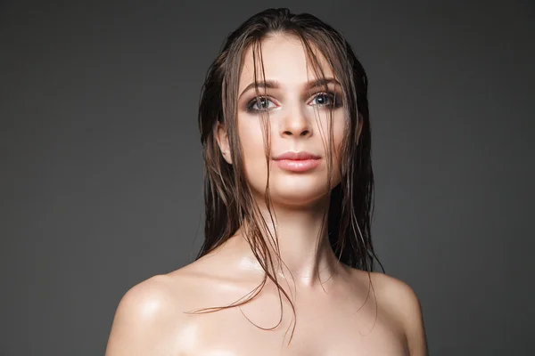 Headshot of wet-haired model with make-up — Stock Photo, Image