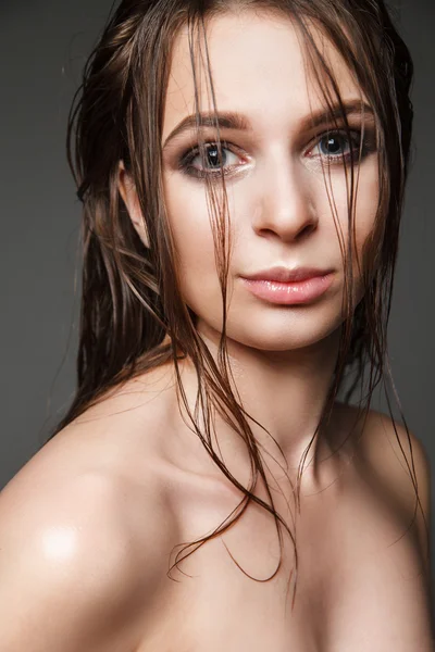 Close-up de belo modelo jovem com cabelo molhado e maquiagem — Fotografia de Stock