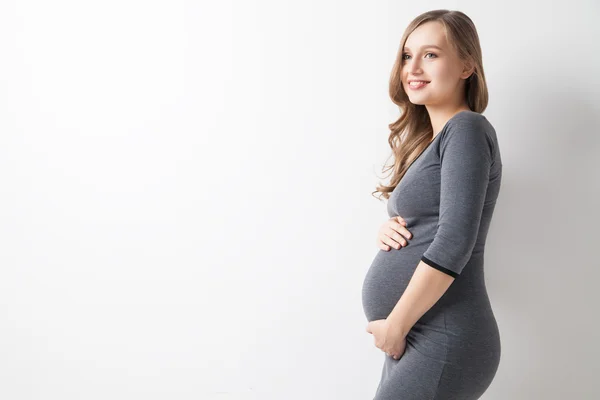 Elszigetelt portré, szép mosolygó nő várja a baba ruha — Stock Fotó