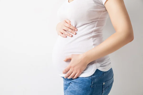 Mulher grávida irreconhecível abraçando barriga — Fotografia de Stock