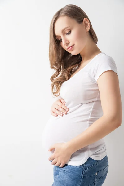 Schöne Frau erwartet Baby — Stockfoto