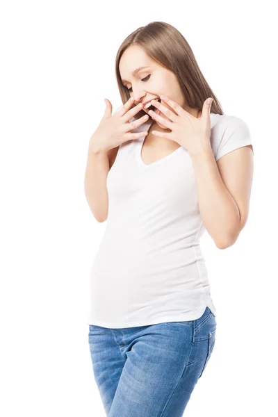 Беременная женщина счастливо смотрит вниз — стоковое фото