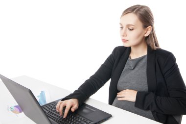 Hamile işkadını üstünde laptop çalışma portresi