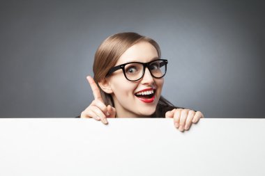 Kameraya bakarak kadar parmak kadınla