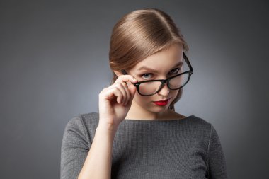 Güzel kadın kameraya ile oynak ara arama