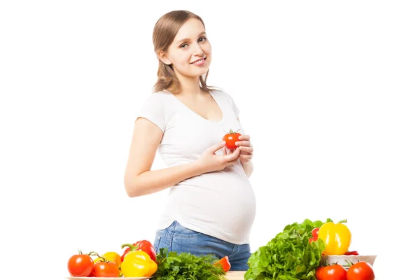 Mulher feliz segurando tomate — Fotografia de Stock