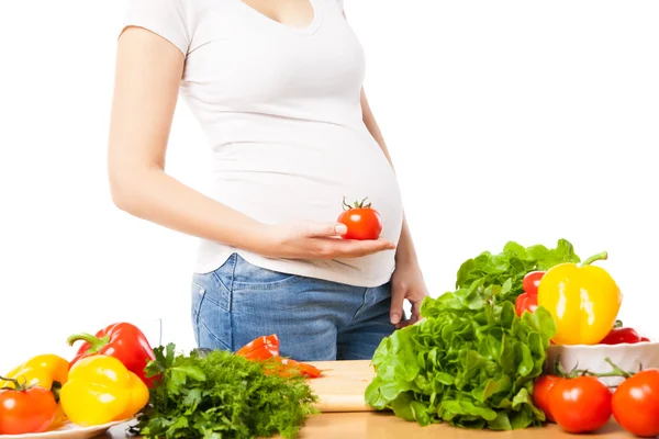 Kobieta w ciąży z pomidorami — Zdjęcie stockowe