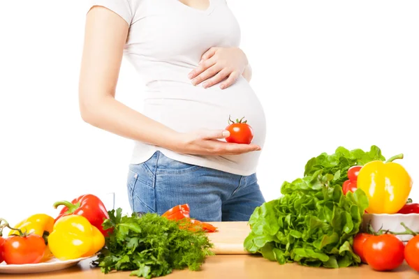Těhotná žena s rajčaty — Stock fotografie