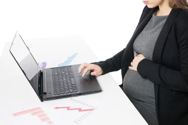 Kobieta czeka na dziecko podczas pracy na laptopie — Zdjęcie stockowe
