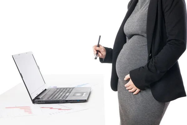 Unerkennbare Geschäftsfrau wartet auf Baby, während sie am Laptop arbeitet — Stockfoto
