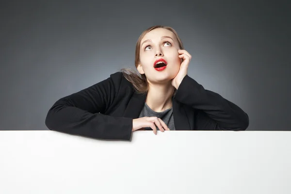 Mujer asombrada con labios rojos mirando hacia arriba — Foto de Stock