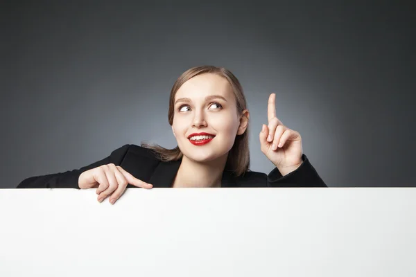 Femme d'affaires souriante avec doigt levé — Photo