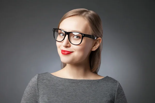 Belle jeune femme avec des lèvres rouges dans des lunettes — Photo