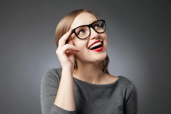 Mujer joven feliz en gafas — Foto de Stock