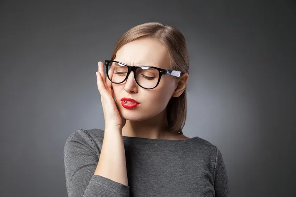 Hermoso retrato de mujer joven. Dolor de cabeza o depresión — Foto de Stock