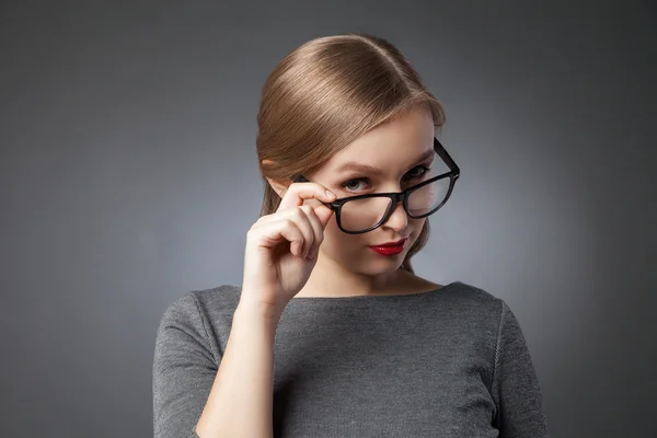 Mooie vrouw op zoek naar camera met speelse look — Stockfoto