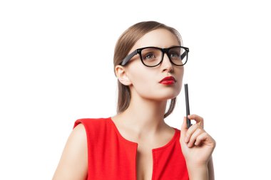 Kalem ararken dalgın genç kadın