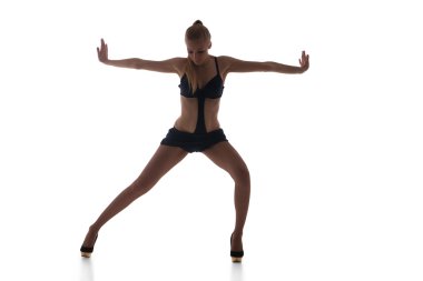 Beyaz arka plan üzerinde performans ince dansçı