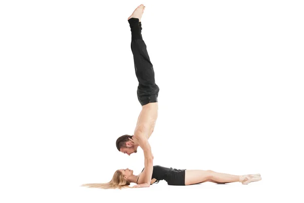 Man in handstand boven vrouw liggend — Stockfoto