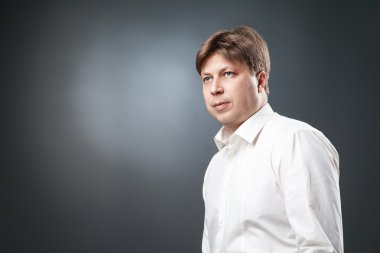 Uzaklara bakan sakin adam