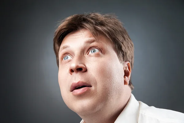 Close-up of adult man looking up in amazement — Stock Photo, Image